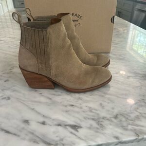 Kork-Ease suede round toe booties, size 7